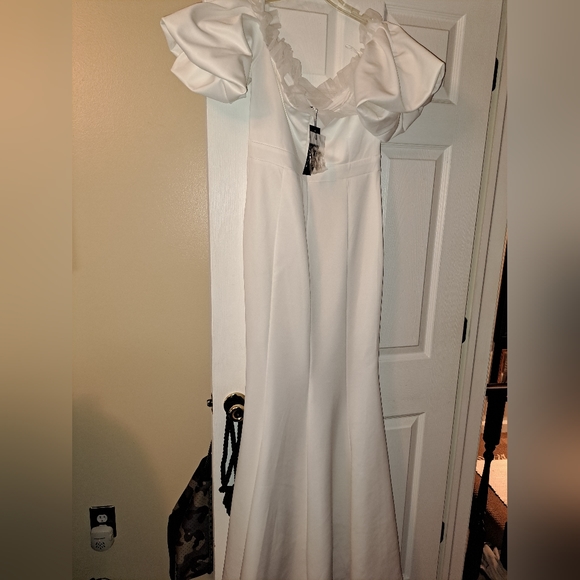 Giffniseti New Off Shoulder Contrast Mesh Mermaid Hem Wedding Dress- SIZE LARGE - Picture 8 of 13